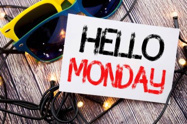 Merhaba Pazartesi gösterilen metin yazma. İş kavramı ile güneş gözlüğü ile eski ahşap ahşap arka plan üzerinde kopya alanı üzerinde yapışkan not yazılı hafta güne başlamak için