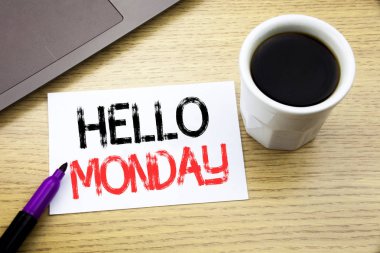 Merhaba Pazartesi gösteren el yazısı duyuru metin. İş kavramı defter kitap dizüstü kahve ile ofiste ahşap arka plan üzerinde yazılı hafta güne başlamak için
