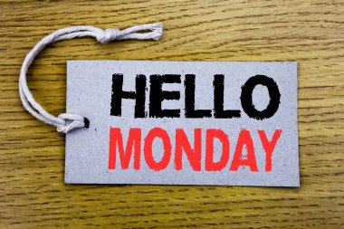 Kavramsal el Merhaba Pazartesi gösterilen metin resim yazısı yazma. İş kavramı ile kopya alanı ahşap antika arka plan üzerinde fiyat etiketi kağıtta yazılı hafta güne başlamak için