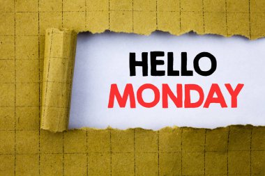 Pazartesi Merhaba. Beyaz kağıt üzerine sarı katlanmış kağıt üzerinde yazılı hafta güne başlamak için iş kavramı.