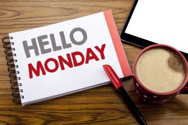 Merhaba Pazartesi gösteren el yazısı duyuru metin. Not defteri bir not kağıdına alanı office Oda kalem marker ile ahşap arka plan üzerinde başlatmak gün hafta yazılı için iş kavramı