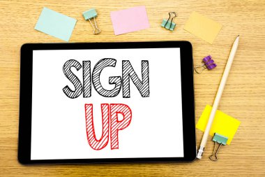 Sign Up gösterilen metin yazma. Üye kayıt kayıt yazılı tablet laptop, yapışkan not ve kalem ile ahşap arka plan için iş kavramı