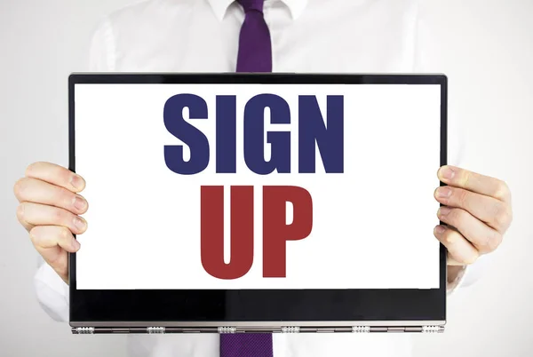 Slovo, psaní Sign Up. Obchodní koncept pro členské registraci registrace psaný na tablet notebook drží muž rozostřené pozadí. Podnikatel prsty ponecháte počítač. — Stock fotografie