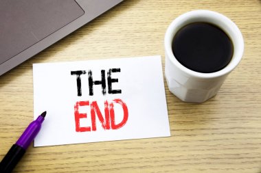El yazısı duyuru End gösterilen metin. İş kavramı son bitiş defter kitap dizüstü kahve ile ofiste ahşap arka plan üzerinde yazılı Close için
