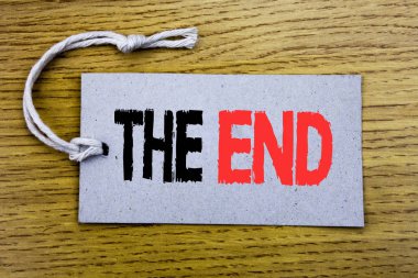 Kavramsal el End gösterilen metin resim yazısı yazma. İş kavramı son bitirmek ile kopya alanı ahşap antika arka plan üzerinde fiyat etiketi kağıtta yazılı Close için