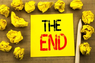 Son. İş kavramı son bitirmek yapışkan not Kağıt antika arka plan üzerinde yazılı Close için. Sarı kağıtları arka plan üzerinde katlanmış