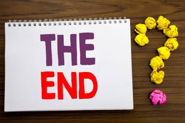Kavramsal el End gösterilen resim yazısı ilham yazma. İş kavramı son bitirmek not defteri bir not kağıdına soru işareti ile ahşap arka plan üzerinde yazılı Close için.