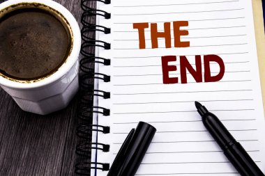 End gösterilen metin yazma. İş kavramı son bitiş defter kitap bir not kağıdına ahşap ahşap arka plan üzerinde yazılı Close için. Kahve ve siyah marker ile.
