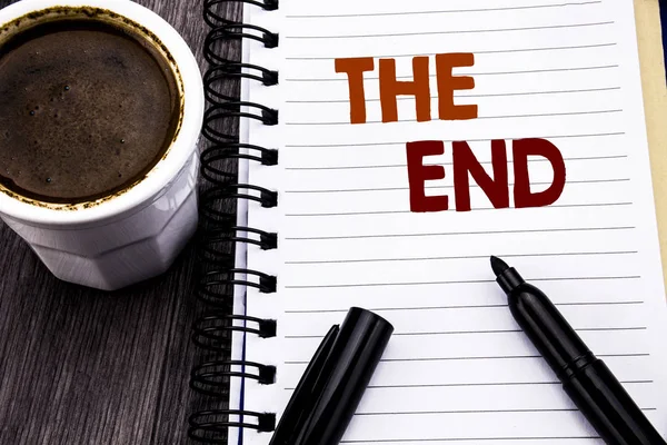 Escrevendo texto mostrando The End. Conceito de negócio para acabamento final Fechar escrito em papel de nota de caderno sobre o fundo de madeira de madeira. Com café e marcador preto . — Fotografia de Stock