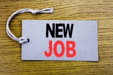 Kavramsal el yeni iş gösterilen metin resim yazısı yazma. İş kavramı Kiralama Kiralık ahşap antika arka plan üzerinde kopya alanı ile fiyat etiketi kağıtta yazılı işe alım için