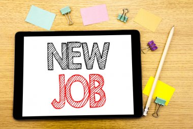 Yeni iş gösterilen metin yazma. İşe işe işe alım yazılı tablet laptop, yapışkan not ve kalem ile ahşap arka plan için iş kavramı
