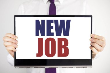 Word, yeni iş yazma. İşe işe işe alım yazılı için iş kavramı tablet laptop adam tarafından holding arka plan bulanık. Bilgisayarı tutarak işadamı parmak.