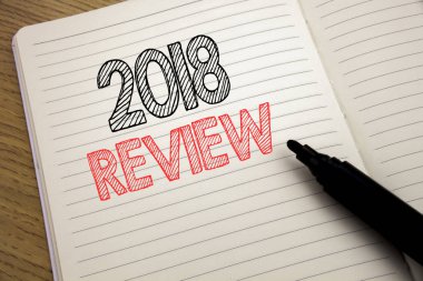 2018 inceleme gösteren el yazısı duyuru metin. İş kavramı marker kalem ile kitap arka plan üzerinde kopya alanı ile defter üzerinde yazılı ilerleme geribildirim için