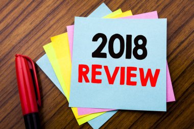 El yazısı duyuru metni 2018 gözden geçirin. Yapışkan sopa not kağıt kalem marker ile alan office manzaralı ahşap arka plan üzerinde geribildirim ilerleme yazılı için kavramı