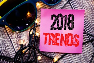 2018 Trendler gösterilen metin resim yazısı yazma el. İş kavramı Trending veri yapışkan not boş kağıt arka plan kopya alanı ile güneş gözlüğü ile yazılı tahmin için