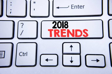 Word, 2018 eğilimleri yazma. İş kavramı Trending veri beyaz klavye tuşu ile kopya alanı üzerinde yazılı bir tahmin için. Üstten Görünüm.