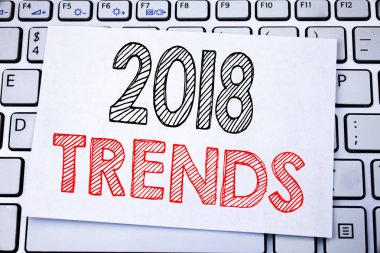 El yazısı metnini başlık 2018 Trendler gösterilen. İş kavramı Trending veri beyaz klavye arka plan üzerinde yapışkan not kağıt üzerinde yazılı tahmin için yazma.