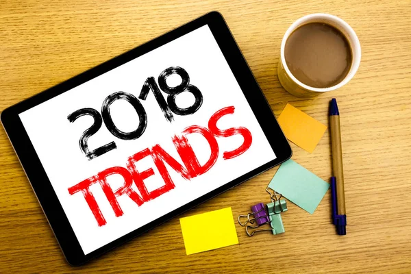 Légende manuscrite du texte montrant les tendances 2018. Business concept writing for Trending Data Prediction Écrit sur ordinateur portable tablette, fond en bois avec note collante, café et stylo — Photo