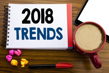 2018 eğilimleri gösteren el yazısı metin. İş kavramı trending veri tahmin yazılı not defteri not kağıdı, kalem kahve ve tablet ile office görünümünde eski siyah ahşap arka planı yazma