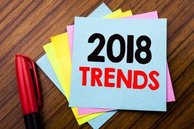 El yazısı duyuru metni 2018 eğilimleri. Kavram Trending veri tahmin yazılı için yapışkan sopa not kağıdı alan office Oda kalem marker ile ahşap arka plan ile