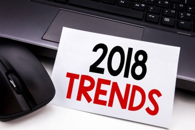 Kavramsal el 2018 Trendler gösterilen metin resim yazısı ilham yazma. İş kavramı Trending veri yapışkan not kağıdına siyah klavye arka plan üzerinde yazılı tahmin için.