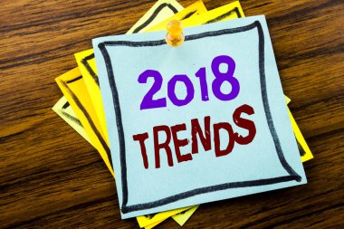 2018 eğilimleri gösteren metin yazma. İş kavramı Trending veri ahşap arka plan üzerinde yapışkan not kağıt üzerinde yazılı tahmin için.