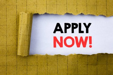 Hemen başvurun. İş kavramı iş işe sarı katlanmış kağıt üzerinde beyaz kağıt üzerinde yazılı başvurusu için.