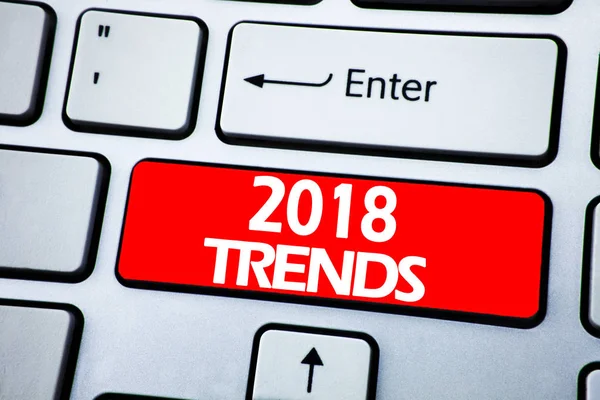 2018 eğilimleri gösteren el yazısı duyuru metin. İş kavramı Trending veri klavye arka plan üzerinde kırmızı anahtar yazılı tahmin için.