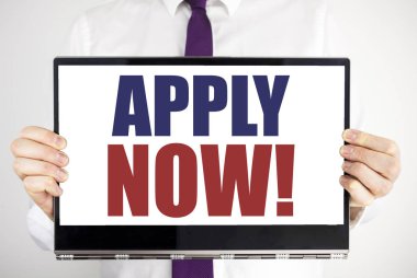 Word, şimdi Uygula yazma. İş işe uygulama yazılı için iş kavramı tablet laptop adam tarafından holding arka plan bulanık. Bilgisayarı tutarak işadamı parmak.