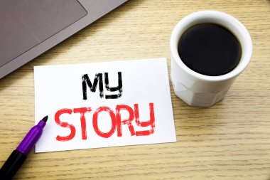 My Story gösteren el yazısı duyuru metin. İş kavramı söylüyorum söylemek hakkında ilgili defter kitap dizüstü kahve ile ofis ahşap arka planda yazılı sizin için