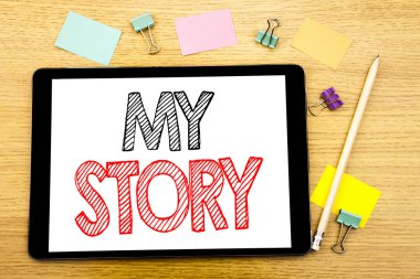 My Story gösterilen metin yazma. İş kavramı söylüyorum söylemek hakkında yazılı tablet laptop, yapışkan not ve kalem ile ahşap arka plan için