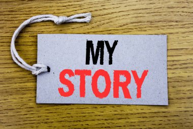Kavramsal el My Story gösterilen metin resim yazısı yazma. İş kavramı söylüyorum söylemek hakkında ile kopya alanı ahşap antika arka plan üzerinde fiyat etiketi kağıtta yazılı sizin için