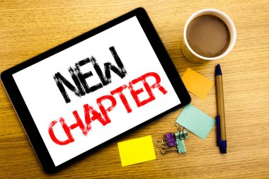 El yazısı metnini başlık yeni bölüm gösteriliyor. Yazmak için başlayan yeni gelecek hayat yazılı tablet laptop, yapışkan not, kahve ve kalem ile ahşap arka plan iş kavramı