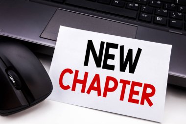 Kavramsal el yeni bölüm gösterilen metin resim yazısı ilham yazma. Yeni gelecek yapışkan not kağıdına siyah klavye arka plan üzerinde yazılı hayata başlayan iş kavramı.