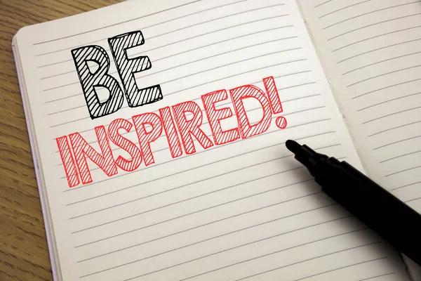 Escrita à mão Texto de anúncio mostrando Be Inspired. Conceito de negócio para inspiração, motivação escrita em notebook com espaço de cópia no fundo do livro com caneta marcador — Fotografia de Stock