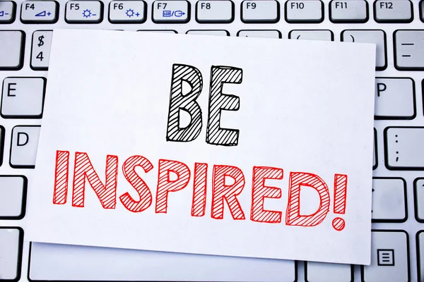 Didascalia di testo manoscritta che mostra Be Inspired. Business concept writing for Inspiration, Motivazione scritta su carta appiccicosa sullo sfondo della tastiera bianca . — Foto Stock