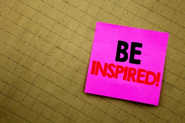Legenda manuscrita mostrando Be Inspired. Escrita de conceito de negócio para inspiração, motivação escrita em papel de nota pegajosa no fundo amarelo . — Fotografia de Stock