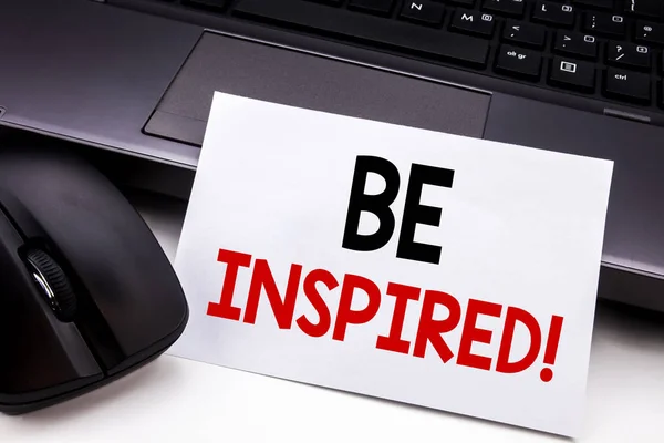 Концептуальное рукописное написание текста вдохновение, показывающее Be Inspired. Бизнес-концепция для Inspirit, написанная на бумаге на черном фоне клавиатуры . — стоковое фото