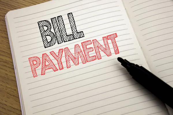 手写公告文本显示账单付款。在笔记本上用标记笔写上与复制空间有关的计费支付成本的业务概念 — 图库照片