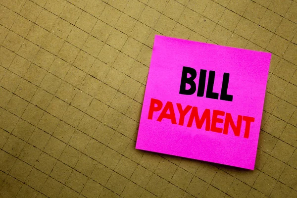 显示账单付款的手写文本标题。在黄色背景上写在便笺纸上的计费支付成本的业务概念. — 图库照片