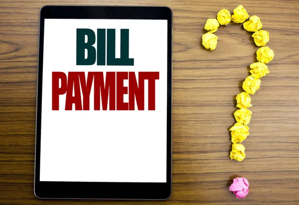 Woord, het schrijven van Bill betaling. Businessconcept voor facturering betalen kosten geschreven op tablet, houten achtergrond met vraagteken op het eind. — Stockfoto
