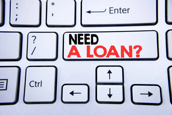 Woord, schrijven van een lening vraag nodig. Bedrijfsconcept voor hypothecair krediet op de witte toets met kopie ruimte geschreven. Bovenaanzicht. — Stockfoto
