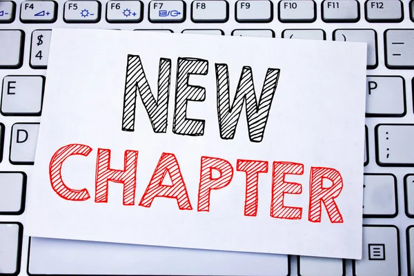 Handschriftliche Textunterschrift, die ein neues Kapitel zeigt. Geschäftskonzepte für den Start in ein neues zukünftiges Leben auf klebrigem Zettelpapier auf weißem Tastaturhintergrund geschrieben. — Stockfoto