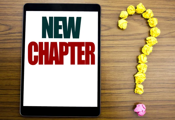 Wort und schrieb ein neues Kapitel. Geschäftskonzept für den Start in ein neues zukünftiges Leben auf Tablet geschrieben, Holzgrund mit Fragezeichen am Ende. — Stockfoto
