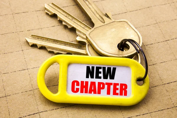 Wort und schrieb ein neues Kapitel. Geschäftskonzept für den Start in ein neues zukünftiges Leben auf Schlüsselanhänger geschrieben, strukturierter Hintergrund in Nahaufnahme. — Stockfoto