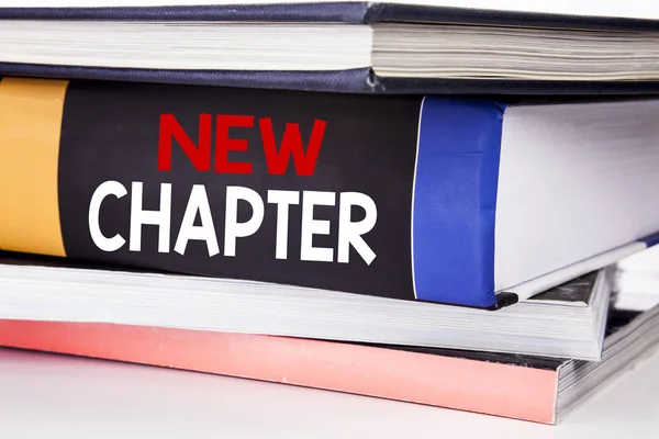 Handschrift Text Bildunterschrift Inspiration zeigt neues Kapitel. Geschäftskonzept für den Start in ein neues zukünftiges Leben auf dem Buch auf weißem Hintergrund geschrieben. — Stockfoto
