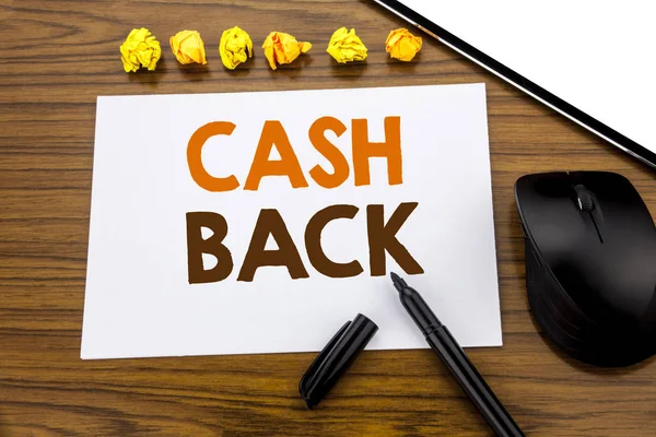 Testo scritto a mano concettuale che mostra Cash Back Cashback. Business concept per Money Assurance scritto su carta appiccicosa sullo sfondo in legno con marcatore mouse e tablet vista ufficio . — Foto Stock