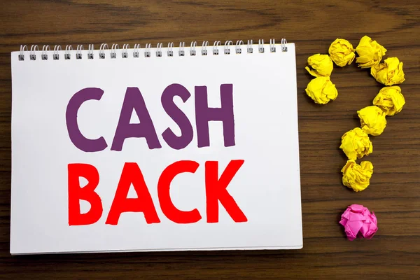 개념적 손을 보여주는 현금 다시 Cashback 캡션 영감을 쓰기. 물음표와 나무 배경에 메모장 메모 지에 쓰는 돈을 보증에 대 한 비즈니스 개념. — 스톡 사진