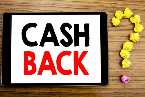 Escribir texto que muestra Cash Back Cashback. Concepto de negocio para Money Assurance escrito en tableta en el fondo de madera con signo de interrogación de papel plegado . — Foto de Stock