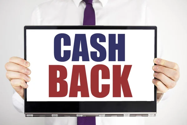 Palabra, escribiendo Cash Back Cashback. Concepto del negocio para la garantía del dinero Escrito en la computadora portátil de la tableta que sostiene por el fondo borroso hombre. Empresario dedos mantener el ordenador . — Foto de Stock